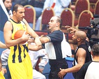 EMRE-AM�N KAPI�TI  Zaman zaman gergin anlar�n ya�and��� ma�ta, Emre�nin El Amin ile iti�mesi F.Bah�e�nin potas�nda bir h�cumda 6 say� g�rmesine neden oldu! 