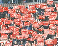 Trabzonlu taraftarlara 5 bin bayrak da��t�ld�.