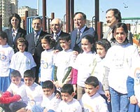 Tan�t�mda (soldan sa�a) TEGV �yesi Cengiz Solako�lu, Ba�kan S�ha Sev�k, B�lent Eczac�ba�� ile holdingin CEOsu Erdal Karamercan yer ald�.