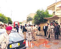 BAKAN GL, BARZANYE BASALII DLED: KDP lideri Mesud Barzaniyi arayan Dileri Bakan Abdullah Gl, ncelikle kadn ve ocuklar olmak zere yaralananlarn Trkiyeye nakledilmesi teklifinde bulundu.