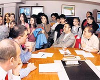 Yaz�i�leri toplant�s�na konuk olan ��renciler, gazetenin haz�rlan��� hakk�nda bilgi ald�.