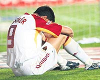 KAFALARI KARITIRDI...   Galatasaray ve Milli Takmn en byk golcs Hakan krn son dnemdeki aklamalar kafalarda soru iaretleri yaratyor. Tecrbeli futbolcunun kulp iinde baz krgnlklar olduu tahmin ediliyor.