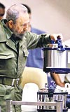 CASTRODAN TASARRUF ŞOV... Küba Devlet Başkanı Fidel Castro, düdüklü tencere kullanımını teşvik için canlı yayında izleyicilere şov yaptı.