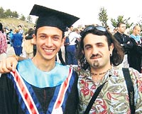 Onur elik (solda) hayatn kurtaran arkada Murat Akarla