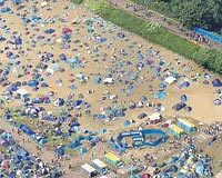 ROCK HACILARI... Srekli yaan yamuru ve amuruyla nl Glastonbury festivalinde kurulan binlerce adr sular altnda kald. Zaten burada 3 gn geirene hac diyorlar.
