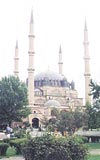 SNANIN USTALIK ESER... Mimar Sinann II. Selim iin 1575de tamamlad cami iin Orhan Pamuk, Trkiyede baka hibir Osmanl eseri bir kenti grntsyle bu kadar ok etkilemiyor diye yazd.