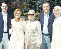 SUN VALLEY HATIRASI Sun Valley kasabas�ndaki konferansa Ba�bakan Erdo�an ve e�i ile birlikte k�zlar� S�meyye Erdo�an, Esra Albayrak ve damad� Berat Albayrak da kat�ld�. 