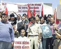 Ellerinde pankartlarla, oluk ocuk protesto gsterisi yapan Aslanolu ve Sinan Ky sakinleri, kylerinde aa istemediklerini sylediler.
