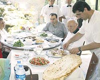 Demirel ailesi kaburga dolmas�, i�li k�fte yedi. 