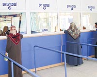 �nternette dola�an bu foto�raf� bana Berrin �zsoy yollad�.Yasemin tam T�rban yaz�s�n� yazarken �n�me koyunca ben de T�rban�n yan�na koydum. Atat�rk T�rkiyesinde bir Sosyal Sigortalar veznesinin resmidir. Ba�kaca da yoruma ihtiya� yoktur.  