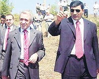 TMSF Ba�kan� Ahmet Ert�rk (solda) d�n Sakarya Karasudaki �pek Yolu Vadisi Projesinde incelemlerde bulundu.