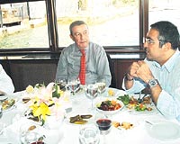 ZAYIF POL�T�KACILAR VAR... Wolf, Avrupada zay�f h�k�metler var. Bu y�zden pop�list davran�l�yor diye konu�tu.