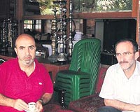 �thal �r�nler satan Hayrettin �ift�i (solda) ile Ali Baba Nargile�nin sahibi Ali Bey hen�z kendilerine bo�altma y�n�nde tebligat�n gelmedini s�yl�yor.