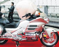 Dnyann ilk airbagli motosikleti Honda Gold Wing modeli.