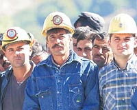 Ba�bakan Erdo�an��n yol a��l���ndaki konu�mas�n� maden i��ileri de ilgiyle dinledi.