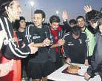 Kartal�da T�mer Metin�in 31.do�umg�n� idman sonras� pasta kesilerek kutland�.