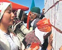 Diyarbak�r��n ��kale semtinde bulunan Hz. S�leyman T�rbesi, y�re halk�n�n s�k s�k ziyaret ederek, umut ve �ifa diledi�i bir yer.