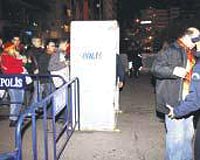 Ali Sami Yende �nce ta�, sonra �i�ek... Be�ikta�� ta��yan otob�s Ali Sami Yene girerken �nce ta�land�. Siyahbeyazl� futbolcular stada girerken de, g�revlilerce �i�eklerle kar��land�.