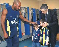 Anelka ve iki minik hayran Samandrada bulutu.