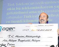 Telekomda 6.5 milyar dolarlk ek... Telekom 6 milyar 550 milyon dolara Ogerin. 14 Kasmdaki imza treninde Maliye Bakan Unaktan (ortada), Muhammed Haririye (solda) eki alrken Hazineciler paray saym artk imzay atabiliriz diyerek espri yapt.