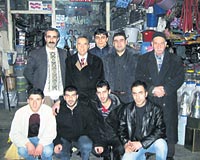 Donat, Kapal��ar�� esnaf�yla hat�ra foto�raf� �ektirdi