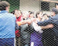 KAVGA VE DRAM!... Zonguldakda da bir mata futbolcular kavga etti. Araya giren bir oyuncu annesi olunu kavgadan korumaya alt. 