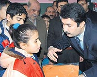 ��OK ANLAMLI B�R PROJE�.... AK Parti �l Ba�kan� Abdurrahman Kurt, okullar� tek tek dola��p, ihtiya� sahiplerine ula�t�klar�n� s�yledi.