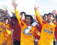 Lig ncs Kayserisporlu futbolcular, galibiyet sevincini taraftarlaryla paylatlar.