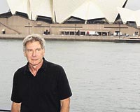 Filmini tan�t�yor