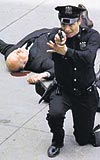 Richard Bright serinin ilk filminde polis klnda suikast dzenlemiti.