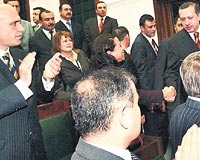 AK Parti Grup toplantsna katlan Erdoan milletvekilleri ayakta karlarken, Unaktan isyan nedeniyle tepkilerle karlaan Turhan mezin alklad grld.