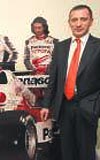 brahim Orhon ve Fatih Altayl, bu yl Formula 1 yarlarna iddial hazrlanan Toyota ekibinin posteri nnde poz verdi.