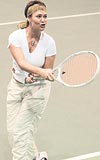 BYLE MZALADI...   Hlya Avar, inaat irketiyle anlamay, kendi adna dzenlenen tenis turnuvasndaki iki ma arasnda imzalad.
