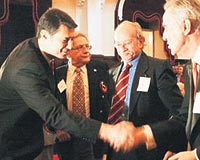 TOK�Z �EK�LD�.... Ba�kan adaylar� �zhan Canayd�n, Yi�it �ardan ve Alp Yalman se�im �ncesi birbirlerine ba�ar� dilediler. Y�lmaz Tok�z ise oylamadan �nce adayl�ktan �ekildi.