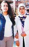 OTOB�S�N ALTINDA KALDILAR.... Ba�c�larda �nceki ak�am ya�anan talihsiz olayda durakta beklerken devrilen otob�s�n alt�nda kalarak hayat�n� kaybeden Sibel �zkan (sa�da), k�sa s�re �nce Murat Ekizle ni�anlanm��t�. �ift 27 Nisanda yapacaklar� d���n i�in �eyiz haz�rl���na ba�lam��t�. 18 ya��ndaki Sinem �zkan ise okudu�u A��k��retim Fak�ltesini bitirmenin hayallerini kuruyordu.