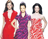 70'lerin 'wrap' elbisesi yine IN