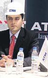 Mimar Arolat (solda), ATM yetkilileri Cneyt Arslan ve Hseyin Arslan ile projeyi anlatt.