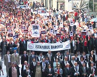 Bini akn avukat dn Odakuledeki stanbul Barosu nnde toplanp Taksim Cumhuriyet Antna yrd. Vatandalar da avukatlara destek verdi.