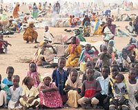 Sudann Darfur eyaletinde i sava  yldr sryor. Evlerini terk eden yzbinlerce insan kamplara snyor.