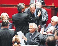 �Z�R D�LED� AMA �ST�FA SESLER� ARTIYOR... Hollande�n �z�r talebine Ba�bakan Villepin yan�t verip S�zlerim sizi incittiyse �z�r dilerim. Geri al�yorum dedi. Ancak muhalefet, Cumhurba�kan� Chiraca Villepini g�revden almas� �a�r�s� yapt�.