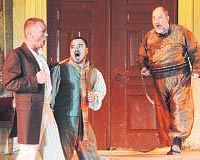 Siemensin dzenledii opera yarmasnn birincisi, Pedrillo rolndeki Cenk Byk, (ortada), Saraydan Kz Karma Operasnda mkemmel bir performans sergiledi.