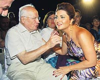 �ark�lar�yla Evren Pa�a'y� b�y�ledi