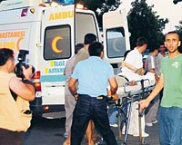 Patlama srasnda yaralanan turistler olay yerine gelen ambulanslarla evredeki hastanelere kaldrld.