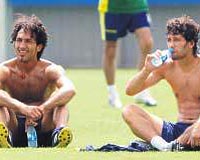 SUYA H�CUM SUYA H�CUM... F.Bah�e, 1 haftal�k yo�un program�n ard�ndan d�n� tek idmanla ge�irdi. Sabah yap�lan �al��mada s�cak hava oyuncular� olduk�a zorlad�. Futbolcular, antrenman s�ras�nda ve sonras�nda bol bol su i�mek zorunda kald�.