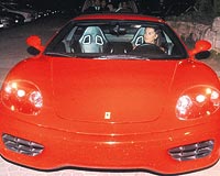 Plakas�z Ferrari ile havas�n� att�