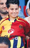 Hakan kr, Fenerbahe taraftar bir ocua Galatasaray formas hediye etti. Ve kk futbolseveri sar-krmzl tarafa kaydrd... 