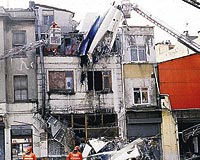 Emin�n�nde 1998 y�l�ndaki kazada helikopter bir binaya �arp�p ikiye ayr�lm��t�.
