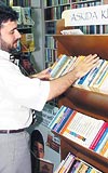 Mteriler de verdi... Kitapevinin sahibi Nurullah Ba askda 150 kitap bulunduunu ve mterilerin kitap getirmeye baladn syledi.
