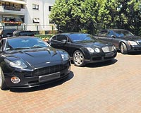 Mansimovun garajnda 440 bin avroluk Bentley, 700 bin avroluk Aston Martin, 1 milyon avro deerinde Maybach ve 750 bin avroluk Rolls Royce var.