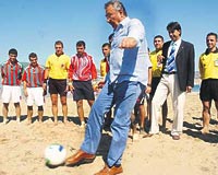 CHP lideri Deniz Baykal, Foada plaj futbolu turnuvasn at ve ilk vuruu yapt.